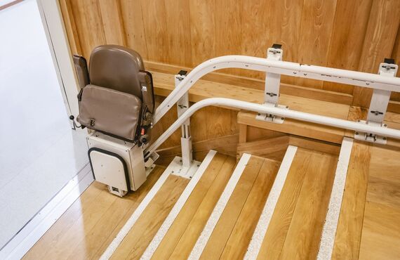 階段の昇り降りを補助する機器である階段昇降機 | 東京都等を対象に福祉用具を販売する 介護リフトケアネット